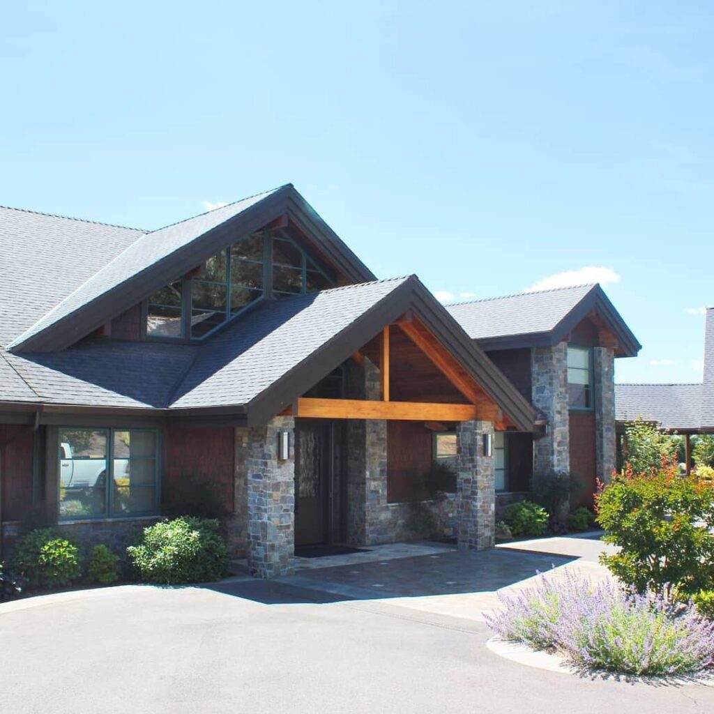 Exterior residential painting in Portland Oregon. Cascade painting and restoration dons house
